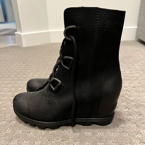 Joan of Arctic Wedge - basically brand new